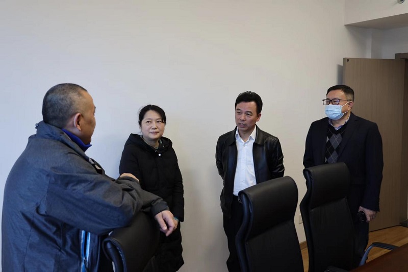 湖南农业集团党委委员、副总经理陈根荣到粮油进出口集团走访慰问困难职工